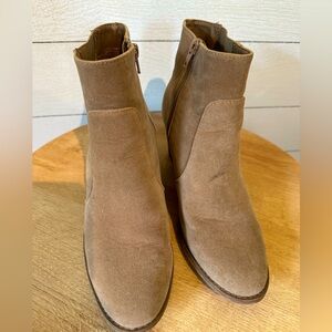 Closed toed brown zipper little wedge! Size 9!